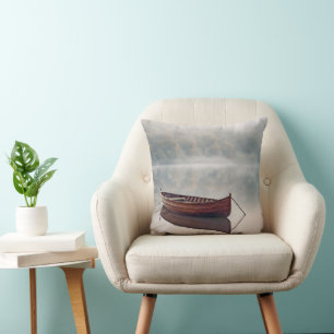 Holzrowboat auf ruhigem Wasser Kissen