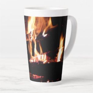 Holzscheite im Kamin Warme Feuerfotografie Milchtasse