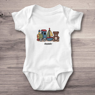 Holzspielzeuge mit Zug, Segelboot und Teddybär Baby Strampler