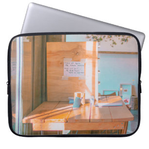 HOLZTISCH MIT WEISSEM DRUCKPAPIER LAPTOPSCHUTZHÜLLE