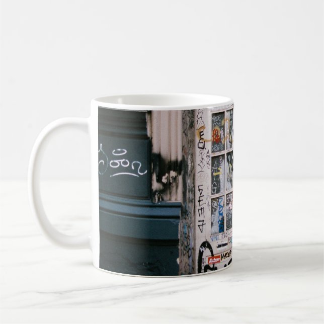 HOLZTÜR MIT HANDWRITINGS KAFFEETASSE (Links)