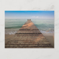 Holzwanderweg und Meer im Sommer