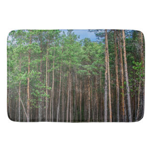 Holzweg im Kiefernwald Badematte