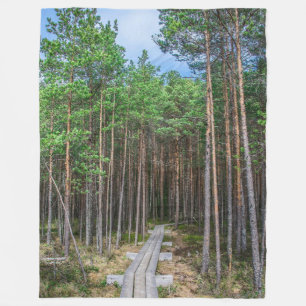 Holzweg im Kiefernwald Fleecedecke