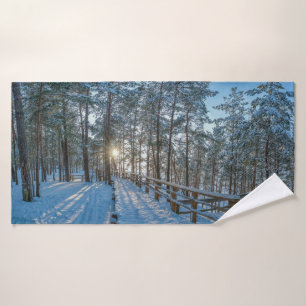 Holzweg über schneebedeckten Winterwald Badehandtuch