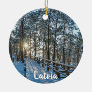 Holzweg über schneebedeckten Winterwald Keramik Ornament