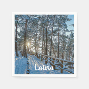 Holzweg über schneebedeckten Winterwald Serviette