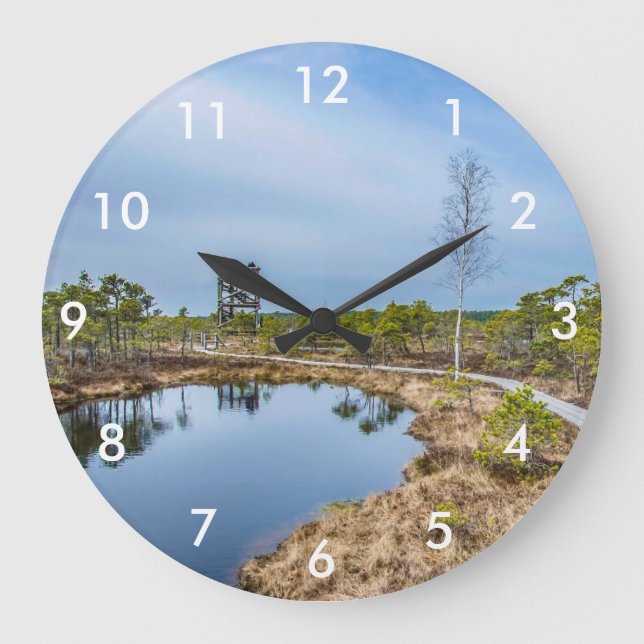 Holzweg über Sumpf mit Turm Große Wanduhr (Vorderseite)