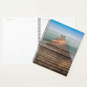 Holzweg und Meer im Sommer Planer
