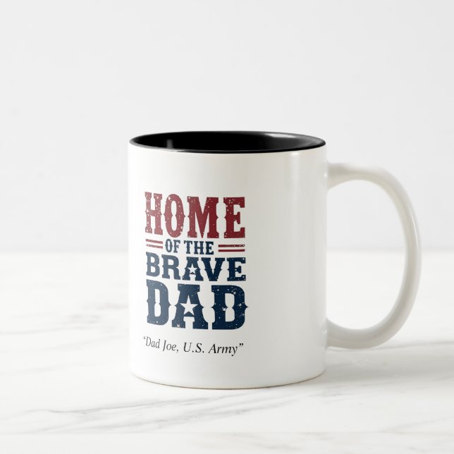 Home of the Brave Dad Mug – Funny Patriotic Gift Zweifarbige Tasse (Rechts)