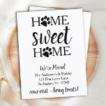 Home Sweet Home We've Moved Dog Pet Moving Postkarte<br><div class="desc">Zuhause Sweet Zuhause! Lass Deinem besten Freund kündigen Sie Ihren Umzug mit dieser niedlichen und lustigen Zuhause Sweet Zuhause mit Paw Prints Hund bewegende Ankündigungskarte. Personalisieren Sie mit Namen und Ihrer neuen Adresse und dem unteren Text. Diese niedliche Hundeankündigung ist ein Muss für alle Hundemütter und Väter, Katzenliebhaber und Hundefreunde!...</div>