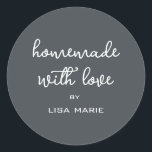 Homemade mit Liebe Personalisiert Off-Black Gesche Runder Aufkleber<br><div class="desc">Rustikale und moderne personalisierte hausgemachte Liebe-Aufkleber verleihen stilvolle handgeschriebene Skriptkalligraphie auf schwarzem Hintergrund. Ideal für all Ihre hausgemachten Geschenke! Fügen Sie einfach Ihren Namen zum Label hinzu. Exklusiv für Sie von Happy Dolphin Studio entworfen!</div>