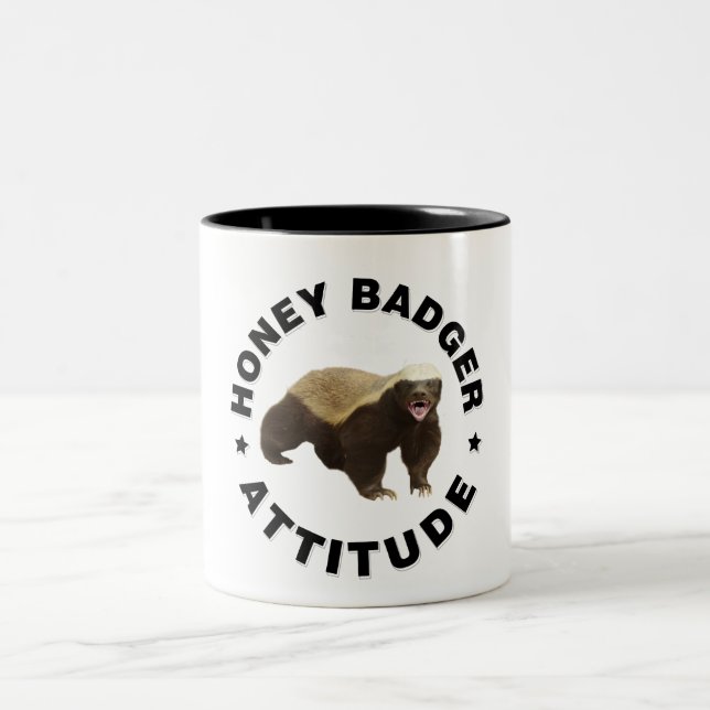 Honey Badger hat Attitude Zweifarbige Tasse (Mittel)