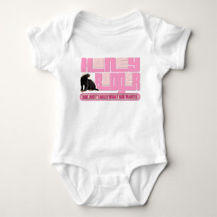 Honey Badger nimmt, was SIE Will Baby Strampler