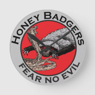 Honey Badger vs. Snake Slogan Angst vor dem bösen  Runde Wanduhr