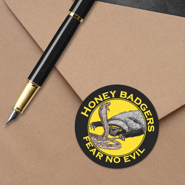 Honey Badgers Federn keine böse gelbe Beängstigend Runder Aufkleber (Honey badgers fear no evil quote yellow and black sticker honey badger verses snake illustration )