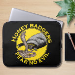 Honey Badgers fürchten kein böses Zitat Laptopschutzhülle<br><div class="desc">Honigbäder fürchten sich vor keinem bösen Anführungsschlauch mit einem ekligen Badass Honigbadger, der eine Kobra-Schlange verschließt. Honigbäder sind wirklich die härtesten Tiere auf dem Planeten. Honigbadger nehmen Löwen, Schlangen und alles andere, was ihnen im Weg steht. Dieses Honigbadger und die Cobra Schlange gelb und hinten Laptop Ärmel Design ist das...</div>