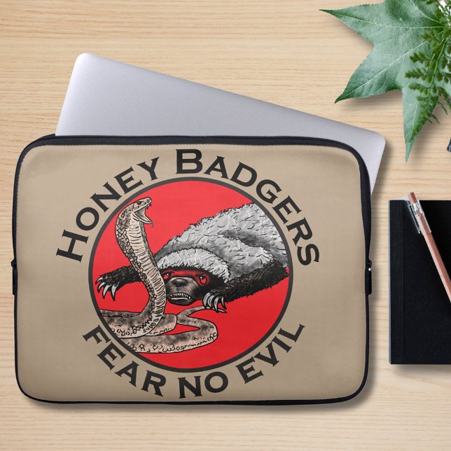 Honey Badgers fürchten kein böses Zitat Laptopschutzhülle (Honey badger fear no evil quote badass honey badger verses cobra snake illustration laptop sleeve)