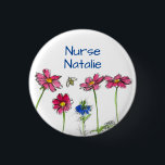 Honey Bee Cosmos Blume Nurse Name Tag Button<br><div class="desc">Ein hübscher Knopf mit leuchtend rosa Kosmos Blume und einer blauen Nigella mit einer Honigbiene gezeichnet in Farbe mit Aquarell. Fun Button für eine Krankenschwester Namensschild!</div>