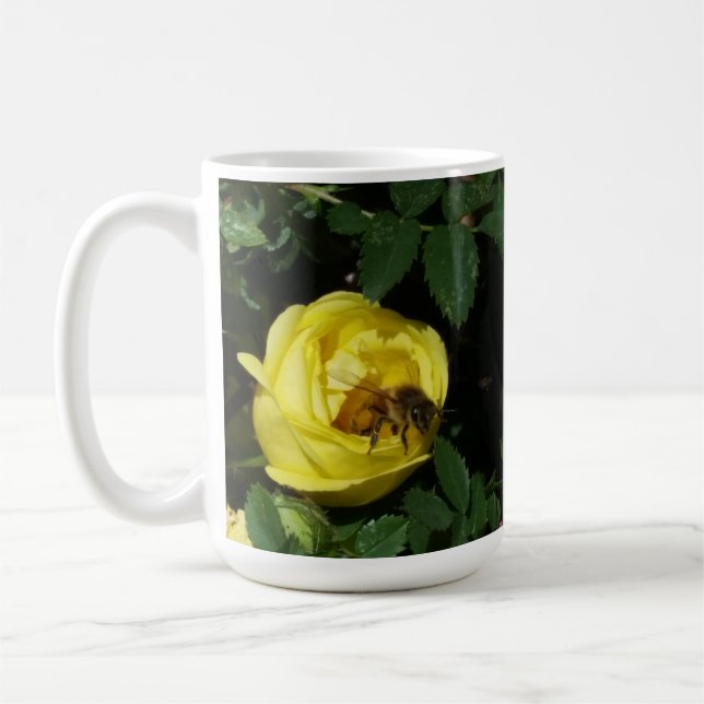 Honey Bee Pollinating Yellow Rose Tasse (Links)