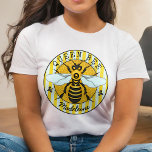 Honeybee Bumblebee Queen Bee Honey | PERSONALISIER T-Shirt<br><div class="desc">Dieser super süße Honigbienen-T - Shirt hat ein originelles zeichn einer gelben und schwarzen Biene. Es hat weiß-blaue Flügel, die sich ausbreiten, als wäre es bereit zu fliegen. Dahinter Erholung er auf einem Wabenkreis mit gestreiften Rahmen und Lilie. Es ist perfekt für jede Biene. Verwenden Sie die Vorlagen, um den...</div>