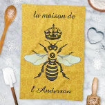Honeybee Honeycomb French Bee Elegant Individuelle Handtuch<br><div class="desc">Dieses wunderschöne Küchentuch aus Honigbienen zeigt eine große Biene und Krone auf einem hellen, hellen Wabenhintergrund. Die gelbe und schwarze Biene hat gossamer, weiß-blaue Flügel, die sich ausbreiten, als ob sie bereit zum Fliegen wäre. Der Hintergrund ist ein hübsches goldenes Bienenwabenmuster. Verwenden Sie die Vorlagen, um die Textfelder leicht zu...</div>