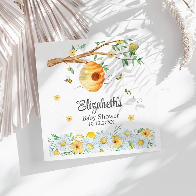 Honeycomb Bee Chamomile Baby Dusche Serviette (Honeycomb Bee Chamomile Baby Shower Napkins on a sunny boho white table.)