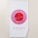 Honeymoon Beach Handtuch<br><div class="desc">Zeitgenössisches,  modernes,  einzigartiges Strandtuch in Rot und Magenta Rosa für Hochzeitsfeiertage mit Monogramm - Initialen,  Namen,  Ort,  Datum,  einzigartige romantische Liebe Paar Vögel zeichnend und trendige handgeschriebene Kalligrafieschrift.</div>