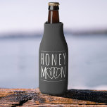 Honeymoon Brie and Groom Monogram Bottle Cooler Flaschenkühler<br><div class="desc">Ein einfaches Design von zwei ineinander greifenden Herzen mit Ihren Initialen. Packen Sie es in Ihr Gepäck und fahren Sie mit Ihren Lieben auf der Flitterwoche in den Sonnenuntergang.</div>