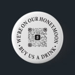 Honeymoon Drink Button mit QR Code Venmo Cash App<br><div class="desc">Flitterwochen Drinks QR-Code-Buttons sind die perfekte Möglichkeit, um Ihrem Bräunungs-und-Bräutigam-Selbst (oder Ähnliches) eine lustige Möglichkeit zu geben, um Ihren Urlaub Modus eingeschaltet zu bekommen! Solide Geschenkidee für die Neuvermählten in Ihrem Leben. Flitterwochentasten müssen mit Ihrem eigenen Venmo-, Cash App- oder PayPal QR-Code angepasst werden — sonst bekomme ich Ihr ganzes...</div>