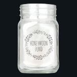 Honeymoon Fund Mason Jar Einmachglas<br><div class="desc">Dieses Maurerkirschen ist perfekt für das verlobte Paar,  das für seine Flitterwochen rette. Nutzen Sie für sich selbst oder stellen Sie sich auf Ihrer Hochzeit ein,  um den Gästen kreative Möglichkeiten zu bieten,  Geschenke zu geben.</div>