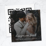 Honeymoon Fund QR Code Digitales Geschenk Hochzeit Begleitkarte<br><div class="desc">Einfache, stilvolle Hochzeitshoneymoon-Funchpaket-Foto-Umschließkarte in modernem minimalistischem Design mit einer eleganten Naturskripttypografie in Schwarz und Weiß, mit einem informellen Schriftart im handschriftlichen Stil. Das Design kann leicht personalisiert werden mit Ihrem Titel, Zahlungsseite (PayPal, venmo, Zelle usw.), scannable QR Code und Foto für ein einzigartiges von einer Art Hochzeitsdesign. Das abgebildete Bild...</div>