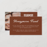 Honeymoon Fund QR Code Wedding Registry Rust Brown Begleitkarte<br><div class="desc">Mit unserer "Honeymoon Fund QR Code Wedding Registry Rust Brown Enclosure Card" aus der Sammlung "Nyssa" stellen wir Ihnen die perfekte Ergänzung zu Ihrer Hochzeitsstiftung vor. An der Vorderseite finden Sie individuell anpassbare Anleitungen für Ihre Honeymoon Fond oder Registry, elegant präsentiert vor einem minimalistisch rostbraunen Hintergrund. Dreh auf die Rückseite...</div>