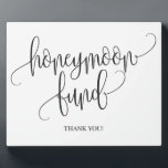 Honeymoon Fund Wedding Sign Fotoplatte<br><div class="desc">Dieses moderne Kalligrafie-Honeymoon-Fond-Zeichen ist ideal,  um in der Nähe Ihrer Flitterwochen-Fond-Box oder Glas zu platzieren und höflich für Hochzeitsgeld fragen!</div>