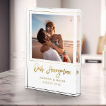 Honeymoon Keepake Newlyweds Bride Gift Erinnerunge Fotoblock<br><div class="desc">Fangen Sie den Zauber ein! Unsere Flitterwochen bewahren das Foto - die Freude der Neuvermählten und das perfekte Brautgeschenk. Zieh die Erinnerungen! 📸 #HoneymoonBliss #FotoKeepake Dieser Foto-Block für Hochzeitsreisen verfügt über einen handgeschriebenen Imitat-Gold-Script-Schriftart,  Ihr persönliches Foto,  umgeben von einem goldenen Rahmen mit Ihrem Namen und Flitterwochendatum.</div>