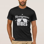 Honeymoon Vibes Verheiratet Couple Holiday Sonnenb T-Shirt<br><div class="desc">Funny Honeymoonin Shirt für Bride and Groom ! Jeder wird Liebe haben,  dieses Hochzeitsgeschenk für den Jahrestag oder den Valentinstag zu bekommen!!</div>