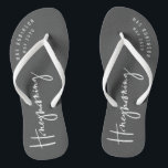 Honeymooning Flip Flops<br><div class="desc">Modern,  ist die Hand beschriftete Skriptkalligraphie,  zum jeder dieses wissen zu lassen nicht gerade ein Feiertag. Dieses ist Ihre Flitterwochen. Teil einer Sammlung.</div>