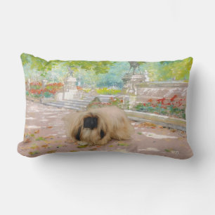Honig Pekingese in floraler Kulisse Lendenkissen