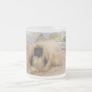 Honig Pekingese in floraler Kulisse Mattglastasse