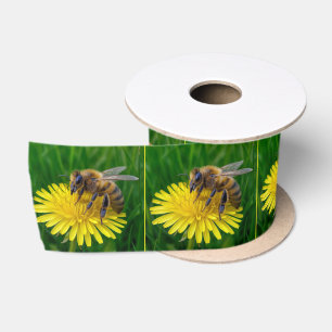 Honigbiene auf einer gelben Löwenzahnblüte Satinband