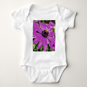 Honigbiene auf einer Lila afrikanischen Daisy Art Baby Strampler