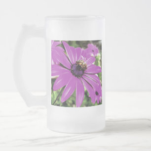 Honigbiene auf einer Lila afrikanischen Daisy Art Mattglas Bierglas