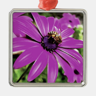 Honigbiene auf einer Lila afrikanischen Daisy Art Ornament Aus Metall