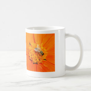 Honigbiene auf orangefarbener Blume Tasse