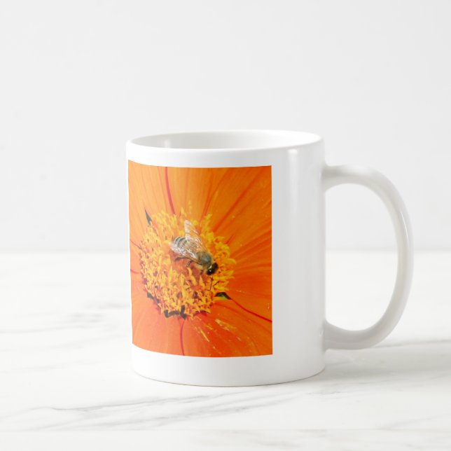 Honigbiene auf orangefarbener Blume Tasse (Rechts)