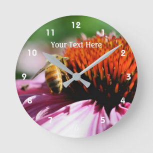 Honigbiene auf rosa Daisy Blume Nature Runde Wanduhr