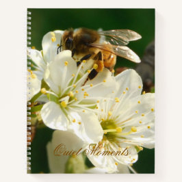 Honigbiene auf weißer Pflaumenblüte Journal Notizbuch