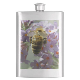 Honigbiene und Buddleia-Blume Flachmann
