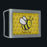 Honigbienen-Cartoon Rechteckige Gürtelschnalle<br><div class="desc">Lächelnder Fliegenbienen-Cartoon über nahtlosem Bienenstockhintergrund.</div>