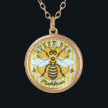 Honigbienen-Hummel-Königin-Bienen-Honig | Vergoldete Kette<br><div class="desc">Diese super süße Honigbienenhalskette hat ein ursprüngliches Zeichnen einer gelben und schwarzen Biene. Sie hat weiß-blaue Flügel, die heraus wie es ist bereit zu fliegen verbreitet werden. Hinter ihr, ihr Erholungen auf einem Kreis der Bienenwabe mit einer gestreiften Grenze und Lilie. Sie ist für jede mögliche Bienenkönigin perfekt. Benutzen Sie...</div>